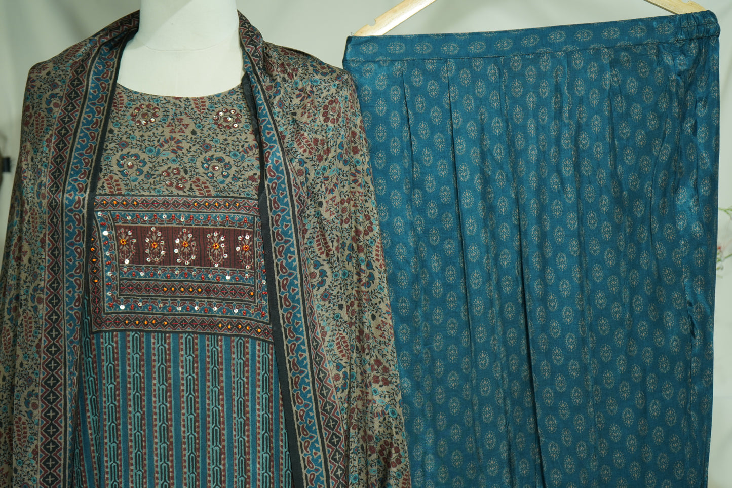 Blue Brown Abstract Print Suit Set With Dupatta (Top-Muslin, Bottom-Santoon, Dupatta-Chiffon)