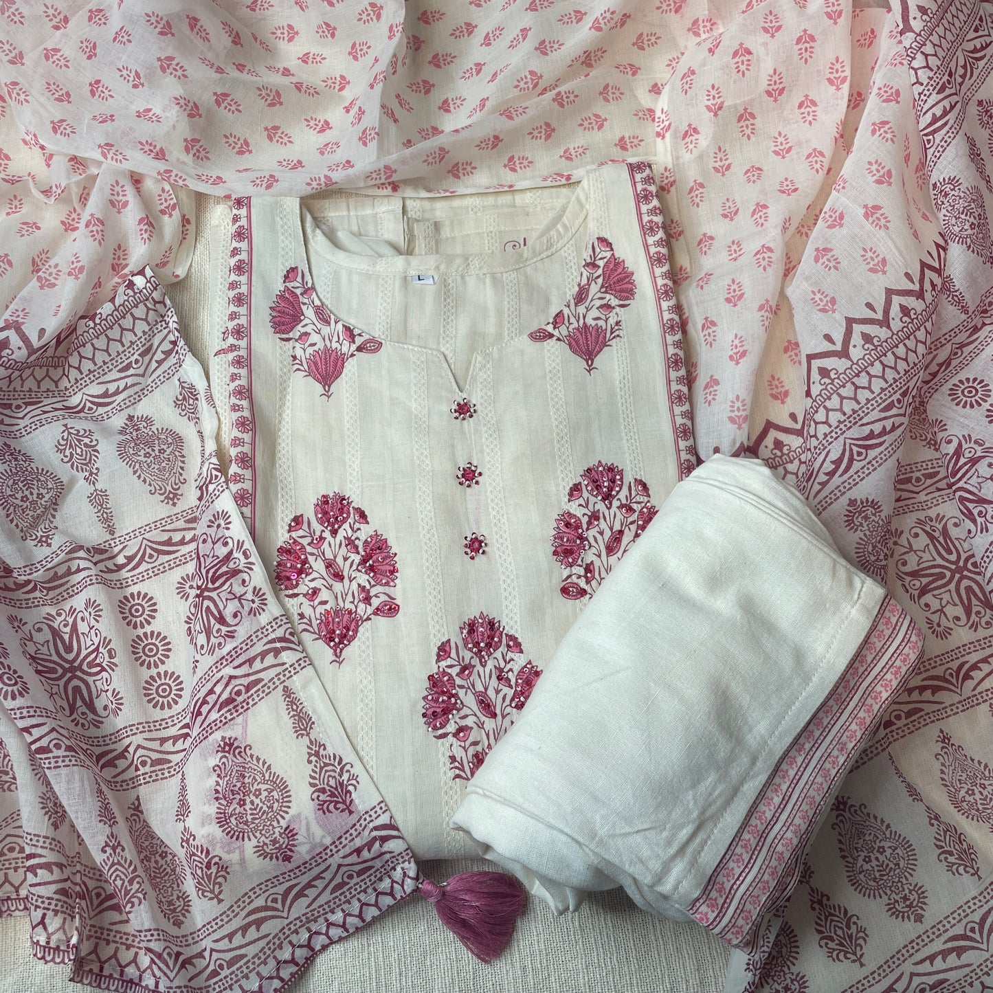 Exclusive Suit Set With Dupatta (Cotton, Dupatta-Mulmul) Creame Pink Floral Print Fabric